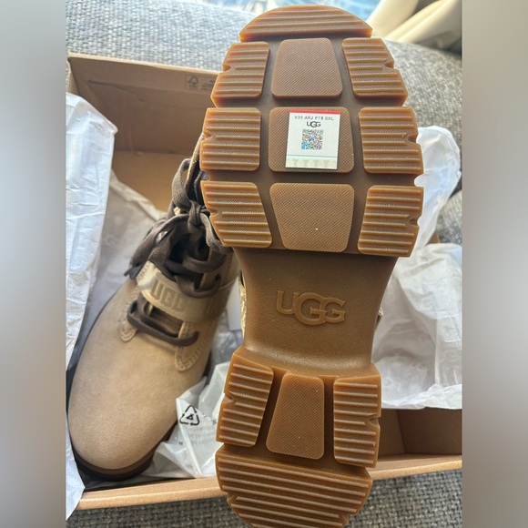 Leather Waterproof UGG Winter Boot, Size 9, Brand New in Box - Picture 15 of 16